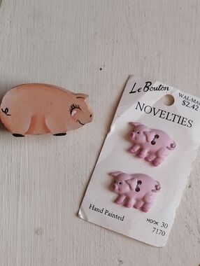 Le Bouton Hand Painted Soft Pink Pig Novelty Buttons And Piggy Brooch Bundle